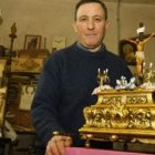 Jesús Ángel Fernández García exhibe orgulloso el trono del Cristo de los Balderas, de Las Siete Pala