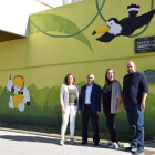 El alcalde y varios concejales junto a la responsable del centro. R.P.