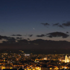 León, durante la noche, con multitud de edificios de viviendas con las luces encendidas. RAMIRO