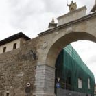 En la imagen se aprecia la fachada de la casona, andamiada, y las cubiertas, la única parte restaura