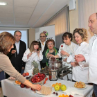 Los organizadores del taller inauguraron los talleres con una «fondue» de chocolate y frutas.