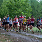 Iván Herrero, primero por la derecha, comanda el grupo de favoritos en la carrera de Llamas.