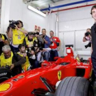 Fernando Alonso junto a un monoplaza de Ferrari con la que correrá la próxima campaña.