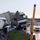 Estado en que quedaron el camión y varios vehículos accidentados
