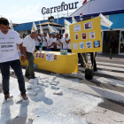 Aurelio Pérez y Apolinar Castellano pisotean leche de origen francés en señal de protesta