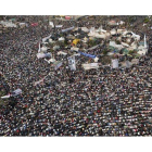 Miles de manifestantes reclaman la dimisión de la Junta Militar que gobierna Egipto, este viernes, en la plaza Tahrir, en El Cairo.
