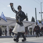 Imagen del desfile en Atenas. KOSTAS TSIRONIS