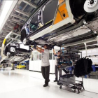 Trabajadores en la línea de montaje de la fábrica de Seat en Martorell.