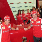 Felipe Massa y Fernando Alonso en un acto de Ferrari.