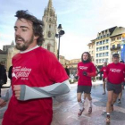 Fernando Alonso pasa frente a la Catedral de Oviedo durante su participación en la carrera solidaria