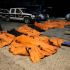 Varios cadáveres de inmigrantes recuperados de las aguas tras el hundimiento de un navío frente a la localidad libia de Zuwara.