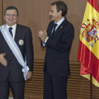 Zapatero, en su última cumbre de la UE, impone la Gran Cruz de Carlos III a Durao Barroso.