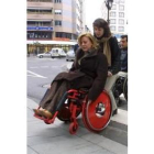La edil de Acción Social probó el pasado invierno una silla de ruedas