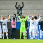 El orgulloso hincha del Gefle celebrando el triunfo con sus jugadores.