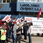 Concentración frente al laboratorio de trabajadores y sindicatos pocos días antes de que Zendal anunciara la compra de Ovejero. MARCIANO PÉREZ