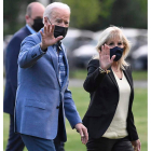 Joe Biden y su esposa Jill, ayer en la Casa Blanca. MIKE THEILER