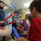 El alumnado de Santibáñez del Porma ensaya con los tubos de plástico los sonidos que acompañan a un cuento futurista de Hara Alonso. JESÚS F. SALVADORES