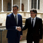 Sánchez y Puigdemont, al inicio de su primera reunión. TONI ALBIR