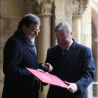 Antonio SIlván le entraga los Decreta a Mariano Rajoy en el claustro de San Isidoro, Cuna del Parlamentarismo y lugar donde se reunieron las primeras cortes de la historia en las que estaban representado el pueblo.
