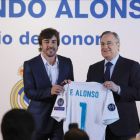Fernando Alonso y Florentino, durante el acto en el que el piloto fue nombrado socio de honor del Madrid