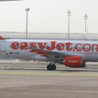 Un avión de Easyjet, en el aeropuerto de Barcelona.