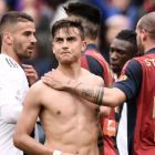 Sturaro, del Genoa, cosnuela a Dybala tras el partido.