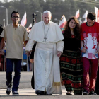 El papa camina de la mano de varios jóvenes asistentes al encuentro. DANIEL DAL ZENNARO