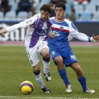 Sisi (a la izquierda) fue de los más activos del Valladolid ayer