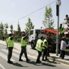 Miembros del ejército trabajan en la puesta a punto de los tendidos eléctricos en la zona de Eras