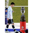 Messi pasa al lado de la Copa América tras perder la final ante Chile.