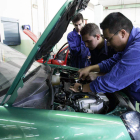 Alumnos de Formación Profesional realizan prácticas en un taller mecánico de la provincia. ARCHIVO