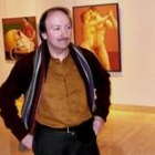 El artista leonés Vicente Gutiérrez Tascón posa ante las obras que expone en Caja España