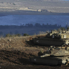 Varios tanques israelíes situados para disparar en dirección a Siria.