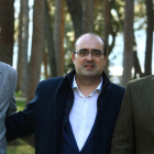 El presidente del Partido Popular de Castilla y León, Alfonso Fernández Mañueco (D), junto al presidente del PP de León, Juan Martínez Majo (I), y el candidato del PP al Ayuntamiento de Ponferrada, Marco Morala durante su presentación como candidato