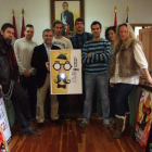Los miembros del jurado y el alcalde, José Miguel Palazuelo, con el cartel ganador.