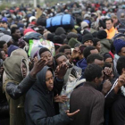 Los inmigrantes hacen cola para registrarse en Calais.