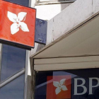 Emblema del banco portugués BPI en una oficina de Lisboa.