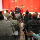 La vicesecretaria del PSOE en Castilla y León, acompañada por el secretario provincial. PEIO GARCÍA/ICAL