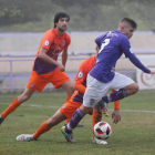 Sergio trata de irse de dos jugadores contrarios. JESÚS F. SALVADORES