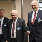 El embajador sirio ante la ONU, Bashar al Yafari (derecha) y miembros de su delegación llegan para asistir a una nueva reunión dentro de las negociaciones de paz para Siria en la sede europea de la ONU, en Ginebra, el 14 de diciembre.