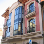 Fachada, habitaciones, comedor y cafetería de la hospedería Víade la Plata enLa Bañeza.