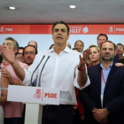 Sánchez celebra su victoria en la sede del PSOE.