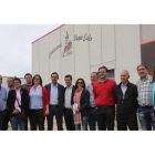 Luis Tudanca y Tino Rodríguez junto a los candidatos de Fresno y los responsables de Vega Esla.