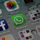 Las apps de Facebook y Whatsapp en un móvil, dispositivo cada vez más utilizado para navegar por internet.