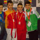 Rafael Gómez posa con la medalla de campeón de España. DL