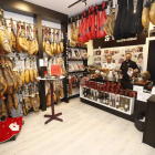 Situada en la calle Cervantes de la capital leonesa, A Cuchillo —la tienda especializada en jamón que lidera Agustín Risueño— se ha convertido en todo un referente dentro y fuera de la capital gracias a la calidad de sus productos.