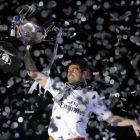 Iker Casillas brinda la Copa del Rey a la afición, esta madrugada en la plaza de la Cibeles, en Madrid.