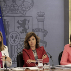 Ana Pastor, Soraya Sáenz de Santamaría y Fátima Báñez, durante la rueda de prensa.