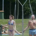 Dos jóvenes se refrescan en la piscina de La Palomera durante la ola de calor del pasado verano