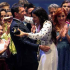 Rosalía recibe el Premio de las Artes Escénicas Antonio Banderas. En la foto, junto al actor malagueño.